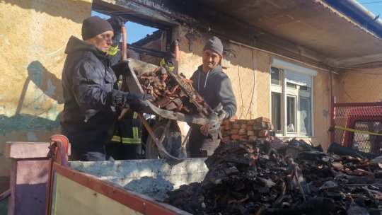 Salvatori și dincolo de flăcări, pompierii făgrășeni ajută la refacerea unei case distrusă de flăcări