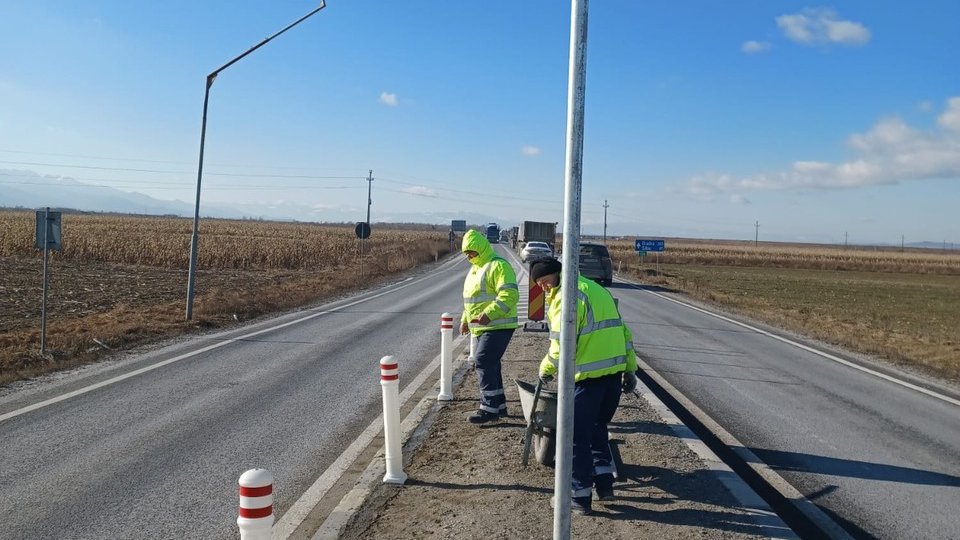 Atenție la drum! Se montează stâlpi iluminați pe drumurile județene