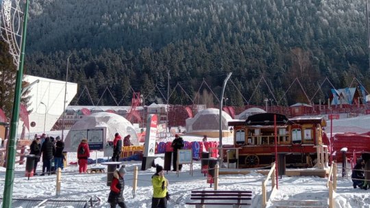 Număr considerabil de turiști în Poiana Brașov, astăzi. Circulația a fost îngreunată
