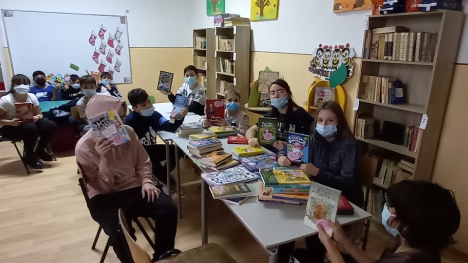 Mii de cărți pentru copii, donate școlilor din țară, prin CarteTeca