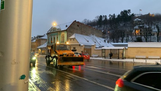 Peste 40 de utilaje de deszăpezire, pe străzile orașului, azi noapte