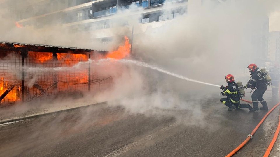 Incendiu la o anexă pe un șantier din municipiu (VIDEO)