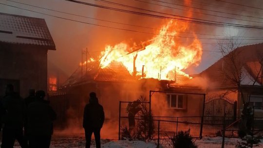Incendiu la o casă din Sânpetru. Intervenție dificilă pentru pompieri din cauza vântului
