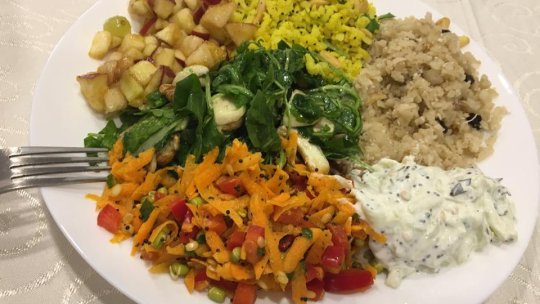 De la excesele alimentare din perioada sărbătorilor, la salate de legume și fructe de mare, pentru echilibru nutrițional