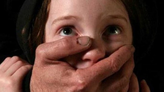 Copiii care sunt victime ale abuzurilor pot suna gratuit la numărul de urgență 119