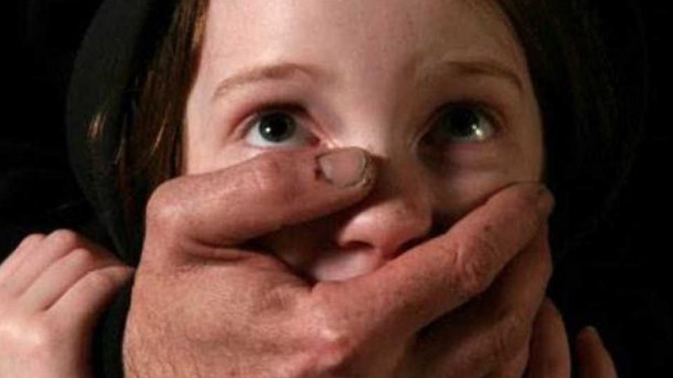 Copiii care sunt victime ale abuzurilor pot suna gratuit la numărul de urgență 119