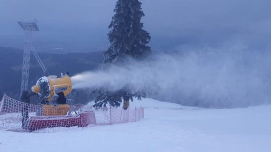 În partea superioară a masivului Postăvaru a fost pornit sistemul de producere a zăpezii artificiale. Starea pârtiilor