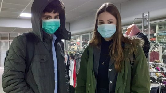 De mâine redevine obligatorie purtarea măştii de protecţie în toate spaţiile închise şi deschise