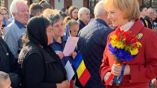 Peste 200 de localnici au așteptat astăzi în Gara Teiuș sosirea Trenului Regal