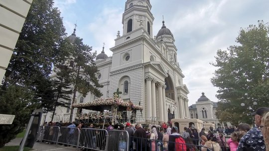 Zeci de mii de persoane au asistat la Slujba Sfintei Liturghii, prilejuite de Hramul Sfintei Cuvioase Parascheva, oficiată la Iaşi