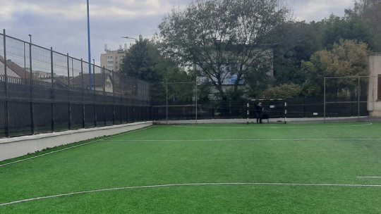 Teren de sport modern la Școala Gimnazială nr. 13 din Tractorul
