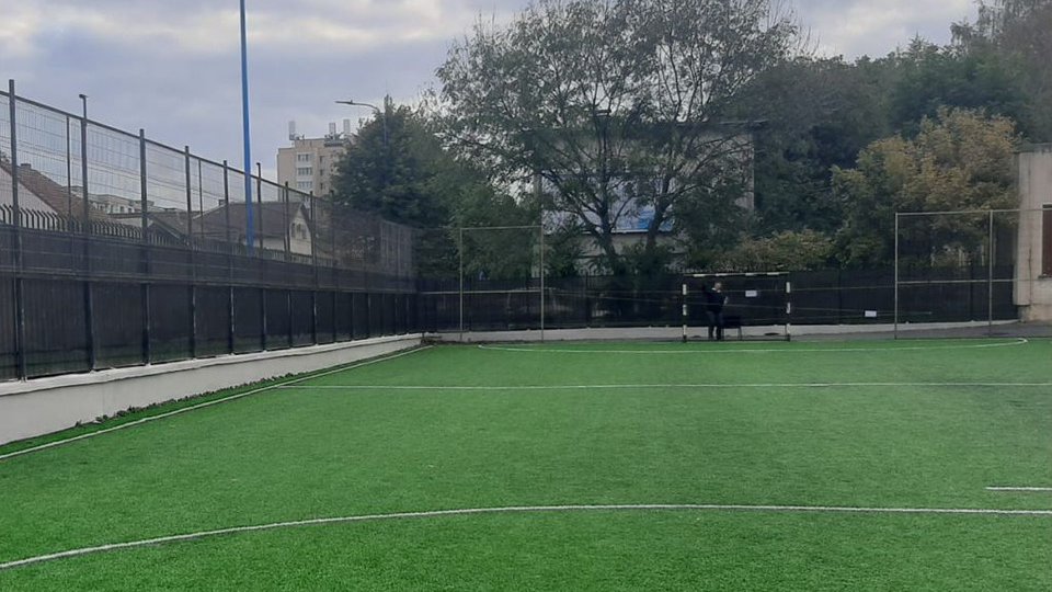 Teren de sport modern la Școala Gimnazială nr. 13 din Tractorul