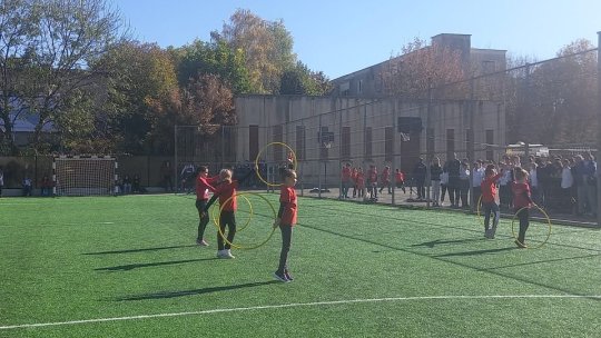 "Rețeta" succesului pentru a-i îndemna pe elevi să caute terenul de sport la școală: îi pui gazon artificial