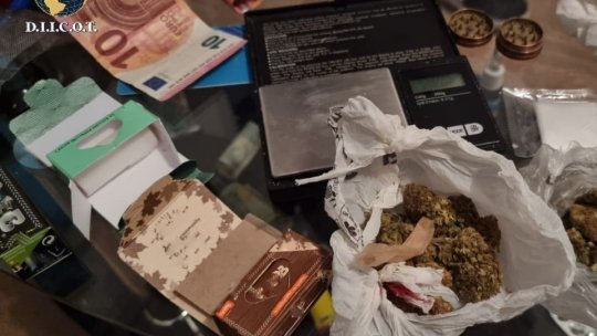 Percheziții la traficanți de droguri