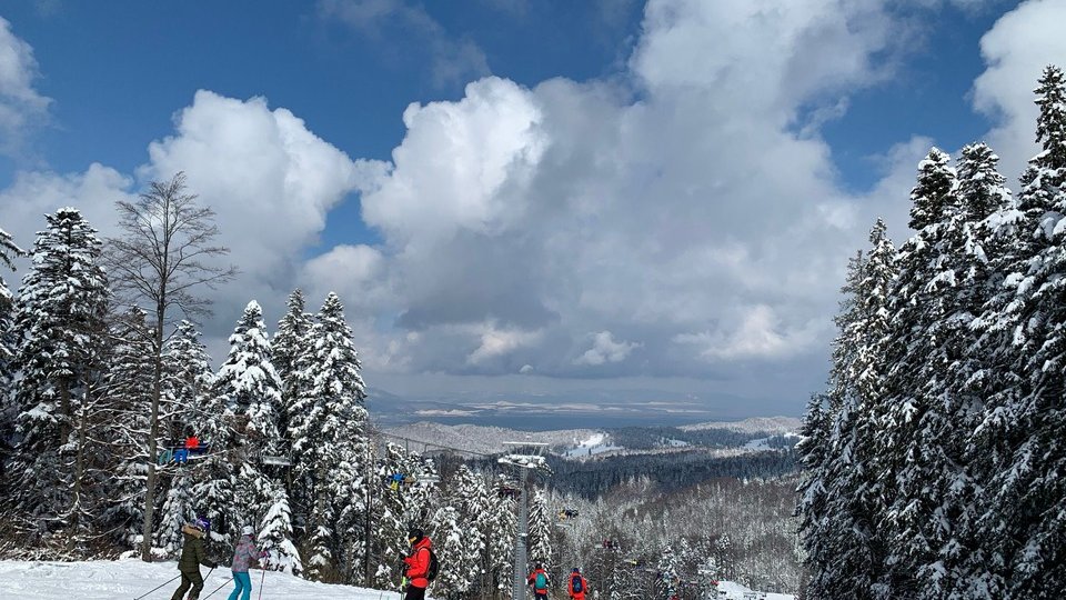 Din sezonul 2023 " 2024, Poiana Brașov va avea încă două pârtii cu nocturnă