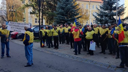 Pensionarii militari au protestat azi în fața Prefecturii din Brașov