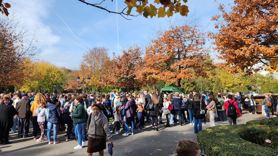 Sute de brașoveni s-au înghesuit astăzi în Parcul Central pentru a vedea eclipsa parțială de Soare