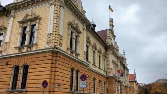 Clădirea Primăriei are deja luminițele de sărbătoare