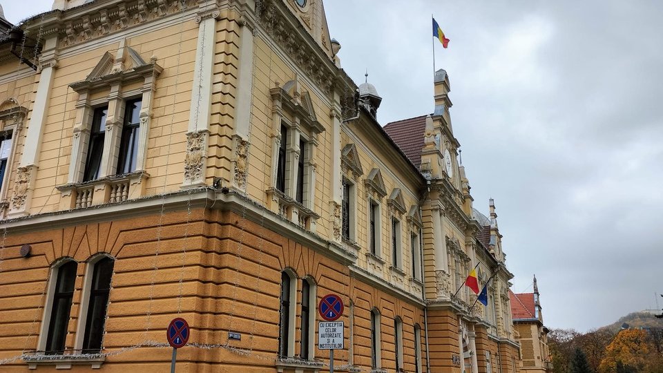 Clădirea Primăriei are deja luminițele de sărbătoare