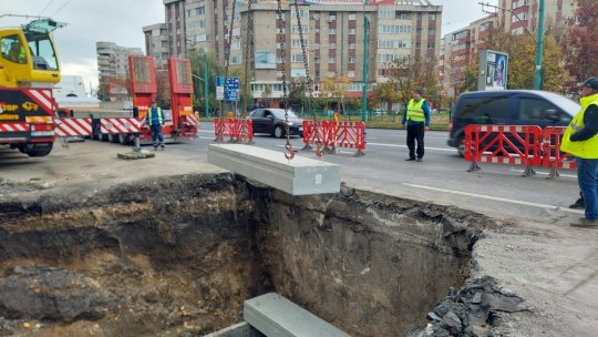 Pe Bld. Gării se lucrează la consolidarea tronsonului de drum surpat pe 13 octombrie