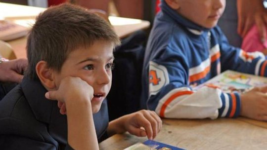 De luni, elevii revin în bănci