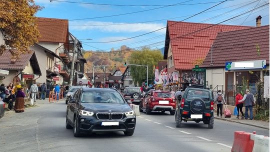 Vizita miliardarilor lui Musk, subiect arzător de discuții în comună