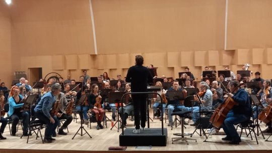 Masterclass de dirijat, la Filarmonica Brașov, încheiat cu un concert cu 8 dirijori, vineri