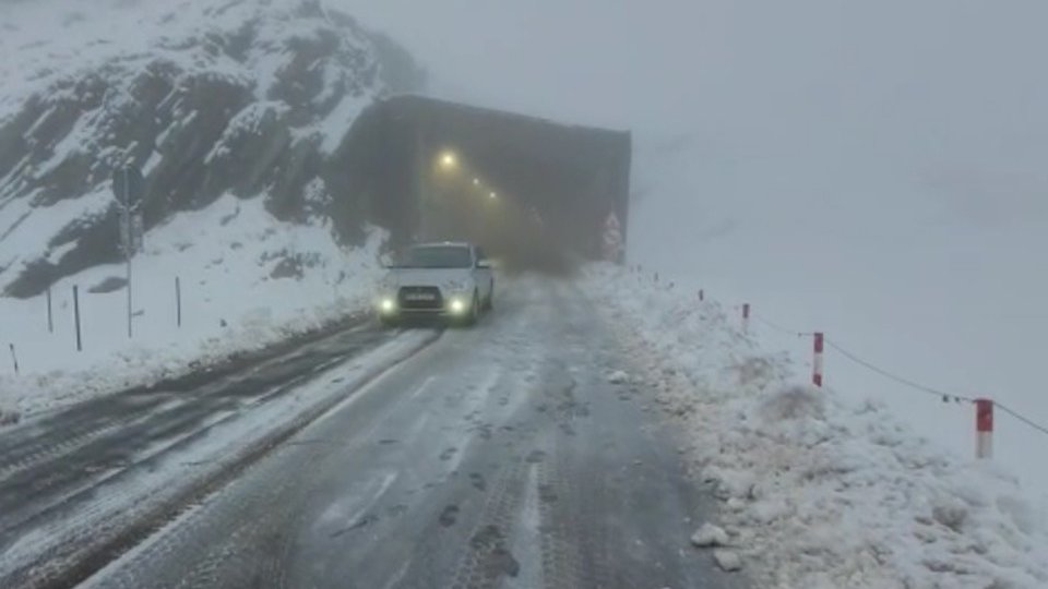 Iarnă în toată regula pe Transfăgărășan