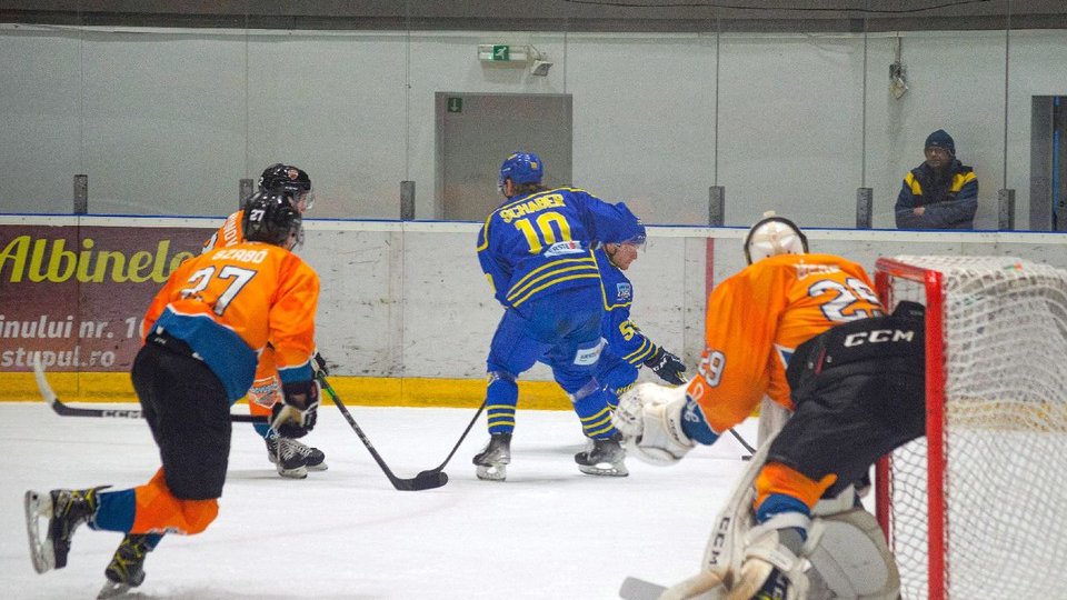 Hocheiștii Coronei, victorie cu Fenestela 68