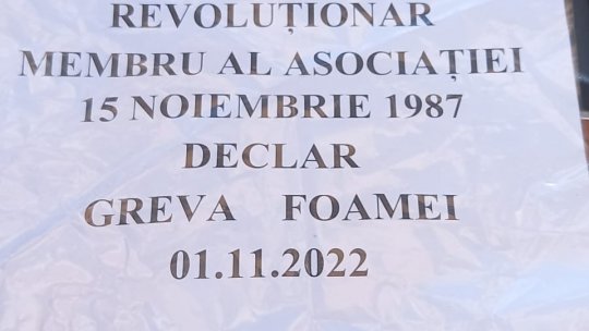 În fața Primăriei: Greva foamei și cu bagajele lângă el, pentru că autoritățile l-ar fi lăsat fără casă