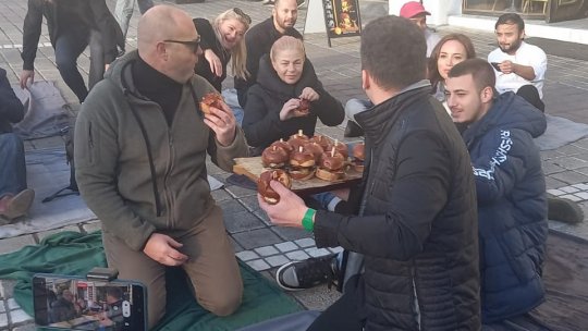 La "picnic" în Piața Sfatului. Angajați și șefi de restaurant au protestat pentru că nu mai au voie să aibă terase