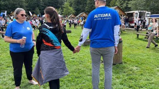 Părinții copiilor cu autism, cu beneficiarii în fața Primăriei