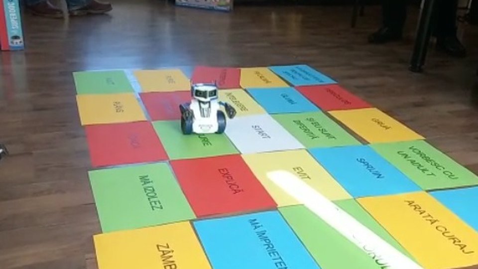 Fenomenul bullyingului adus în fața copilului prin joc, cu ajutorul roboților, la Brașov