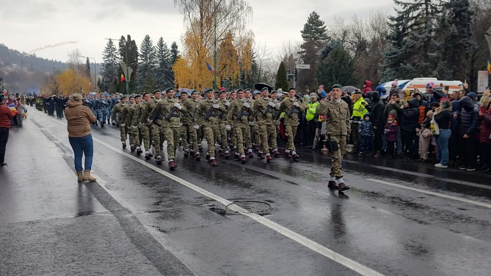 Paradă militară, de Ziua Națională a României, în centrul orașului