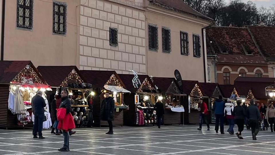 Românii au mai puţini bani pentru sărbătorile de iarnă