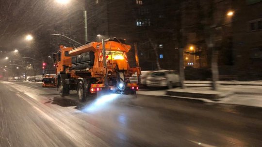 40 de utilaje de deszăpezire au acționat în municipiu, în prima noapte în care a nins