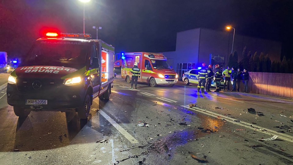 Accident rutier între un autoturism și un microbuz pe Calea Feldioarei