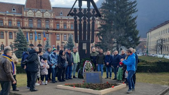 Depunere de coroane la troița din fața Palatului Administrativ