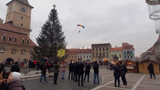 Moș Crăciun a aterizat în Piața Sfatului în această după amiază