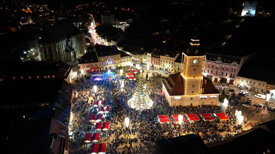 Luminițele din bradul din Piața Sfatului vor fi stinse, mâine, în semn de solidaritate cu poporul ucrainean