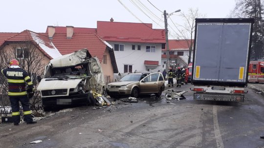 Un TIR și două autoturisme implicate într-un accident, la Bran