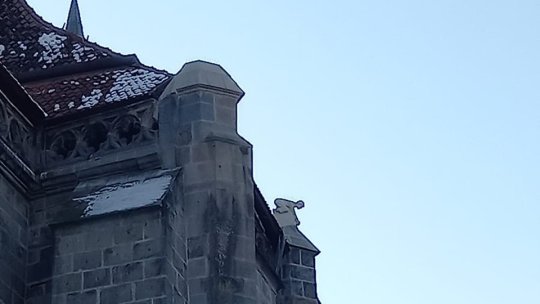 Statuia copilului de pe unul dintre contraforții Bisericii Negre, curățată