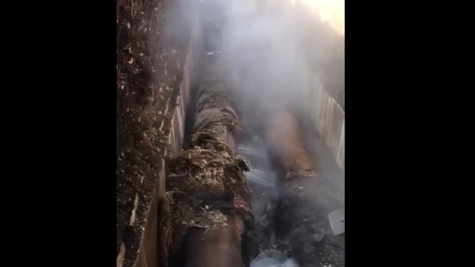 600 de apartamente din Florilor, fără căldură până joi dimineața. Intervenție complexă pentru repararea rețelei de transport agent termic (VIDEO)