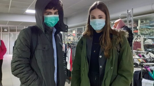 Masca de protecţie rămâne obligatorie în toate spaţiile interioare, mijloacele de transport în comun sau în pieţele închise