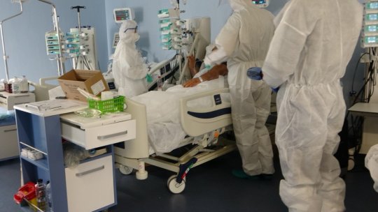 Pandemia nu a trecut, avertizează medicii, pe fondul discuţiilor despre relaxarea restricţiilor