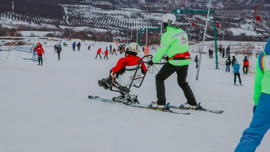 Primii monitori de schi cu dizabilități motorii din România vor învăța alte persoane cu dizabilități să schieze, în Poiană