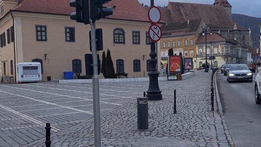 Pentru șoferii neatenți din oraș: semafor care să îți arate verde când a coborât stâlpul și poți intra cu mașina în zonele restricționate