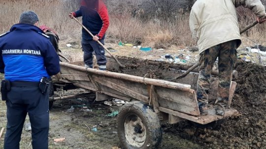 Amendați pentru deșeurile aruncate în râu