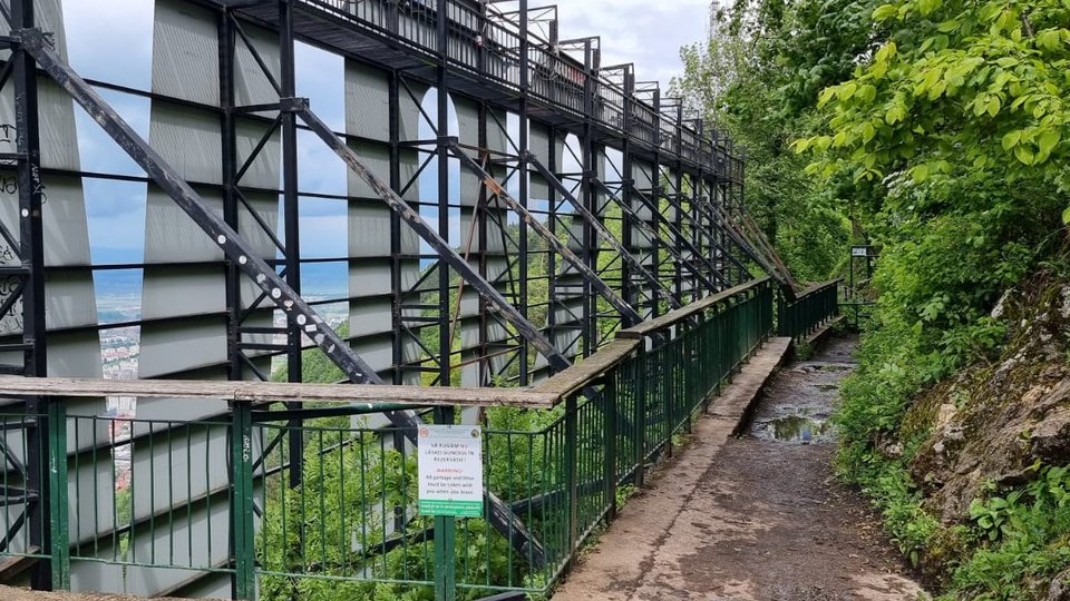 Se schimbă balustrada pe Tâmpa