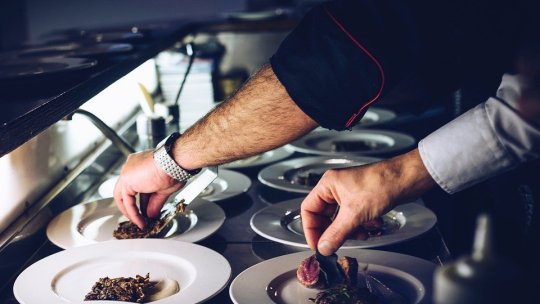 Din Sri Lanka în bucătăria unui restaurant din Brașov. Tot mai mulți muncitori străini vin la poalele Tâmpei